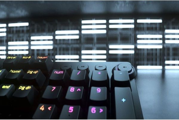 Razer Huntsman V2 Gaming Keyboard, Analog Optical Switches, Black